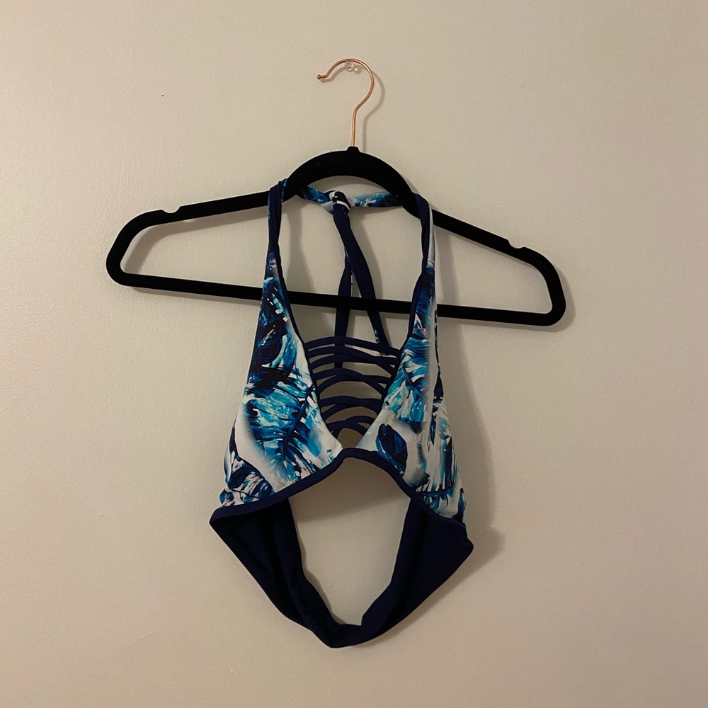 Extra large bikini top with adjustable string